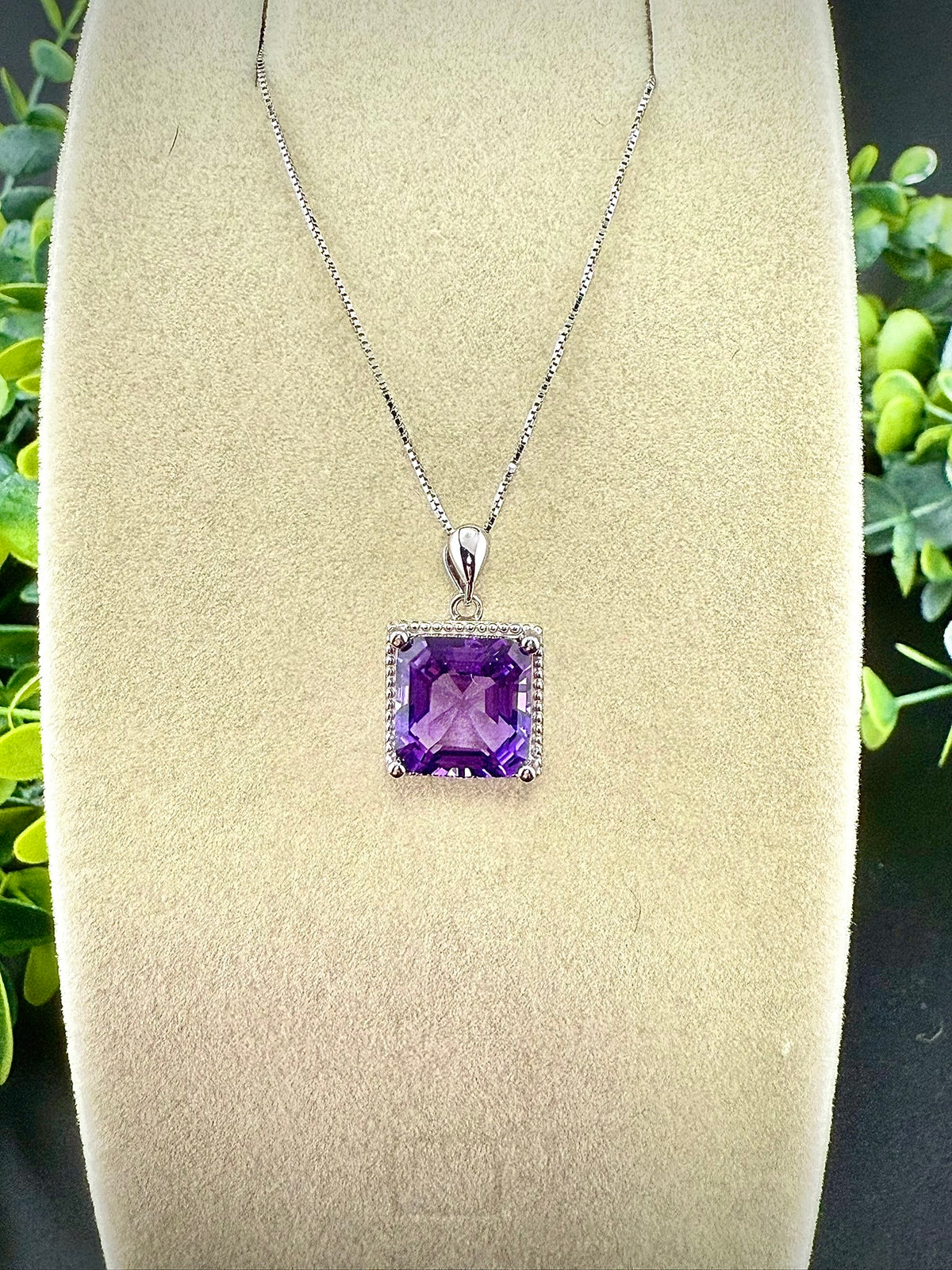 Square-cut purple amethyst pendant in polished 925 sterling silver