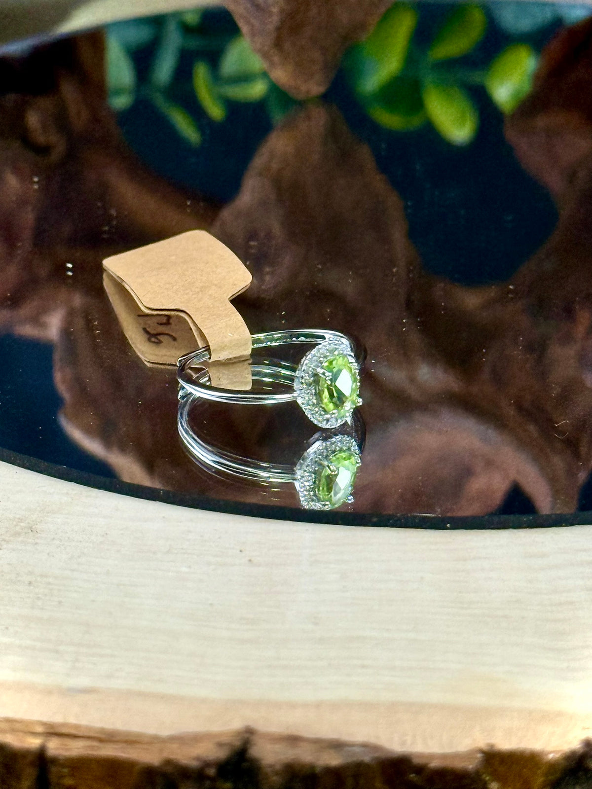 Peridot adjustable ring, detailed view